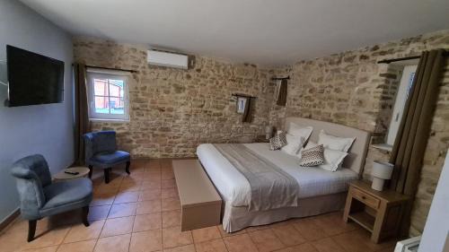 Suze-la-Rousse Hotel | Relax at La Bastide Saint Bach with Oceanfront Amenities