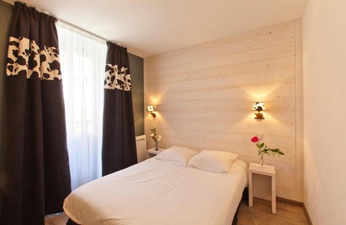 Clairvaux-les-Lacs Hotel | Relaxing Retreat at Logis Hôtel LBB - les 2 lacs