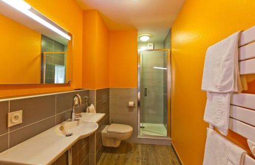 Clairvaux-les-Lacs Hotel | Relaxing Retreat at Logis Hôtel LBB - les 2 lacs