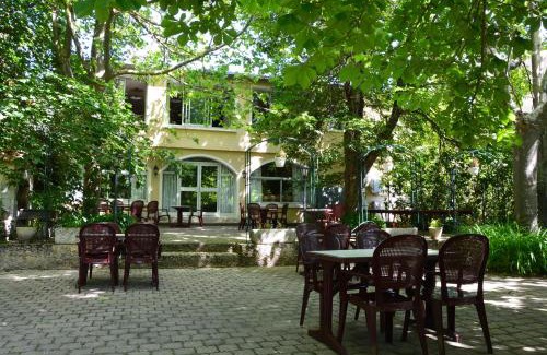 Orpierre Hotel | Discover Logis Le Ceans: Pet-Friendly Oceanfront Retreat