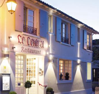 Coulon Hotel | Discover Comfort at Logis Le Central with Family-Friendly Amenities