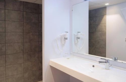 Pontaumur Hotel | Pet-Friendly Retreat at Logis Hôtel Le Confluent