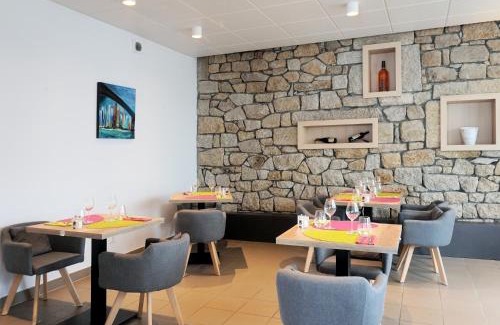 Pontaumur Hotel | Pet-Friendly Retreat at Logis Hôtel Le Confluent