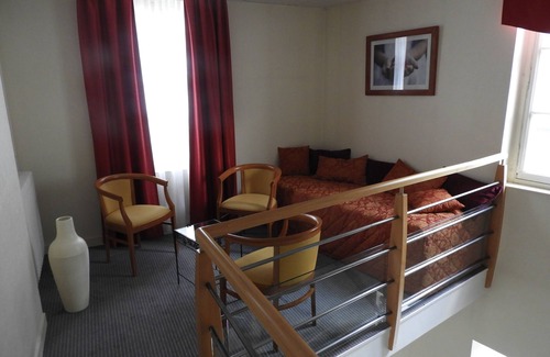 Vernantes Hotel | Charming Hôtel Le Pelican: Family-Friendly with Great Amenities