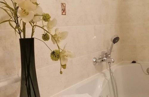 Vernantes Hotel | Charming Hôtel Le Pelican: Family-Friendly with Great Amenities