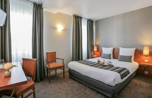 Vernantes Hotel | Charming Hôtel Le Pelican: Family-Friendly with Great Amenities