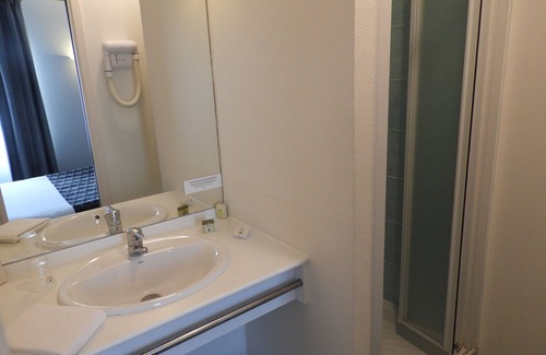 Vernantes Hotel | Charming Hôtel Le Pelican: Family-Friendly with Great Amenities