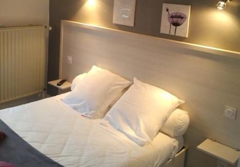 Riscle Hotel | Discover Logis Hôtel Le pont d'Arcole: Pet-Friendly Retreat