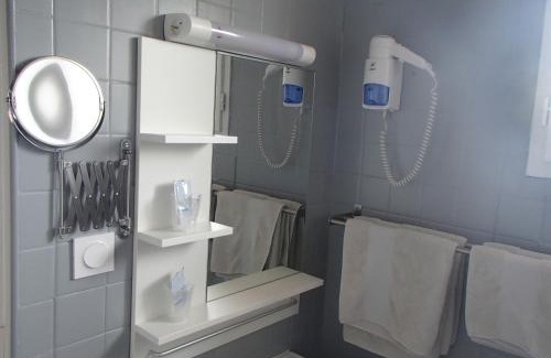 Riscle Hotel | Discover Logis Hôtel Le pont d'Arcole: Pet-Friendly Retreat