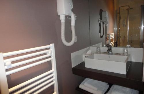 La Fleche Hotel | Discover Comfort at Logis Hôtel Le Vert Galant - Pet Friendly