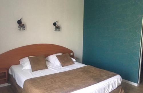Bressuire Hotel | Comfortable Stay at LOGIS Hôtel LES 3 MARCHANDS - Rated 8.5