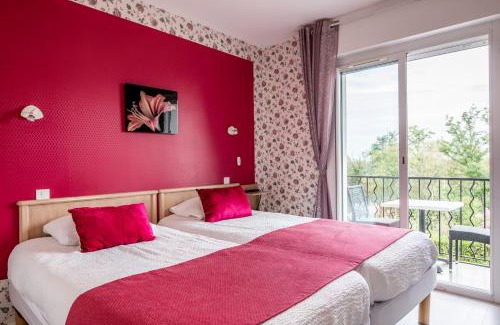 Montfort-en-Chalosse Hotel | Discover Aux Tauzins: Beachfront Retreat with Pool & Dining
