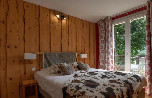 Saint-Jean-en-Royans Hotel | Pet-Friendly Retreat with Ocean Views at Le Castel Fleuri