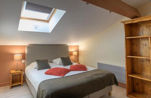 Saint-Jean-en-Royans Hotel | Pet-Friendly Retreat with Ocean Views at Le Castel Fleuri