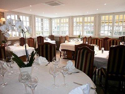 Crevecoeur-en-Auge Hotel | Discover Auberge Du Cheval Blanc: Pet-Friendly Retreat
