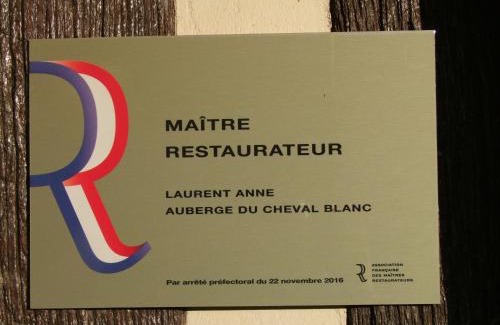 Crevecoeur-en-Auge Hotel | Discover Auberge Du Cheval Blanc: Pet-Friendly Retreat
