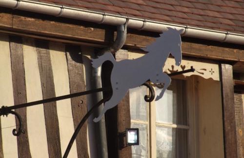 Crevecoeur-en-Auge Hotel | Discover Auberge Du Cheval Blanc: Pet-Friendly Retreat