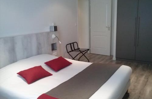 Hangest-sur-Somme Hotel | Cozy LOGIS - Hôtel Restaurant Du Canard: Pet-Friendly Escape