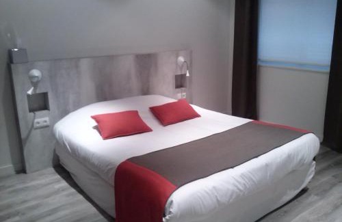 Hangest-sur-Somme Hotel | Cozy LOGIS - Hôtel Restaurant Du Canard: Pet-Friendly Escape