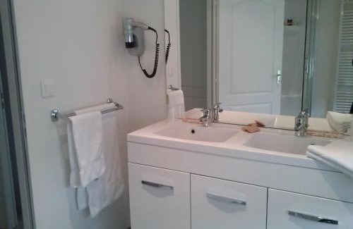 Hangest-sur-Somme Hotel | Cozy LOGIS - Hôtel Restaurant Du Canard: Pet-Friendly Escape