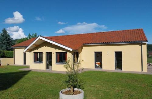 Saint-Etienne-de-Maurs Hotel | Welcoming Logis Cruzel: Pet-Friendly Stay with Pool & Restaurant