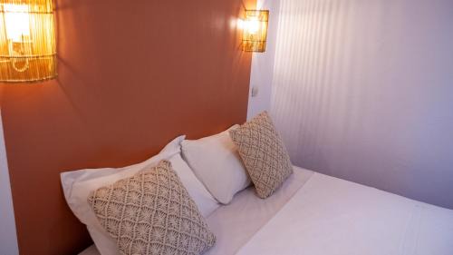 Gemenos Hotel | Pet-Friendly Hotel du Parc with Family Dining Options