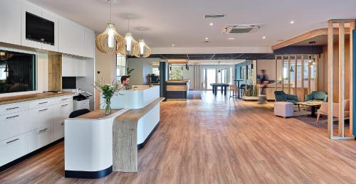 Les Herbiers Hotel | Pet-Friendly Logis Hôtel Restaurant Aloe with Ocean Views