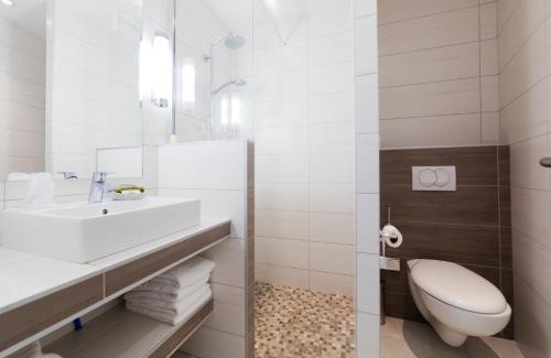 Saint-Gilles Hotel | Pet-Friendly Stay at Logis Hôtel Restaurant Le Cours