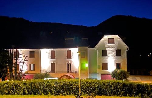 Vic-sur-Cere Hotel | Explore LOGIS Hôtel Bel Horizon: Pet Friendly & Oceanfront Bliss