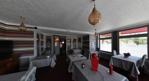 Mayenne Hotel | Cozy Logis Hôtel-Restaurant La Croix Couverte: Pet Friendly Stay