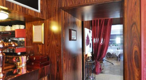 Mayenne Hotel | Cozy Logis Hôtel-Restaurant La Croix Couverte: Pet Friendly Stay
