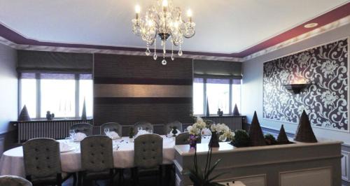 Mayenne Hotel | Cozy Logis Hôtel-Restaurant La Croix Couverte: Pet Friendly Stay