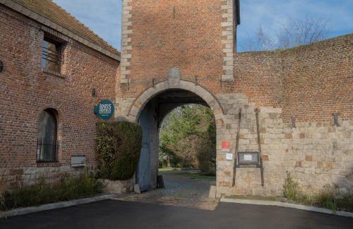 Artres Hotel | Pet-Friendly Getaway at LOGIS-Hôtel La Gentilhommière