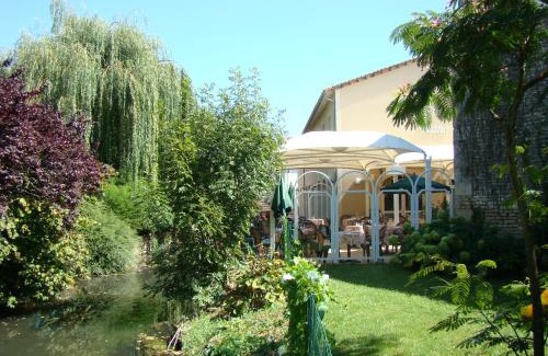 Vouille Hotel | Discover Comfort at Hôtel - Restaurant "Le Cheval Blanc"