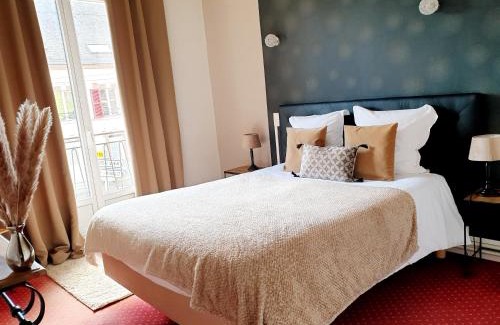 La Ferte-Saint-Cyr Hotel | Guest Favorite Hôtel Saint Cyr: Breakfast & Family-Friendly