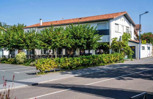 Saint-Lon-les-Mines Hotel | Guest Favorite: Logis Hôtels Gnàc é Pause with Pool & Dining