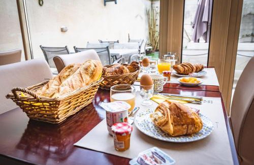 Mont d'Arene Hotel | Discover Logis Hotel au Tambour: Oceanfront Bliss Awaits