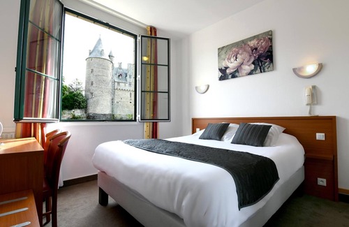 Josselin Hotel | Cozy Logis Hotel du Chateau with Spa and Family Amenities