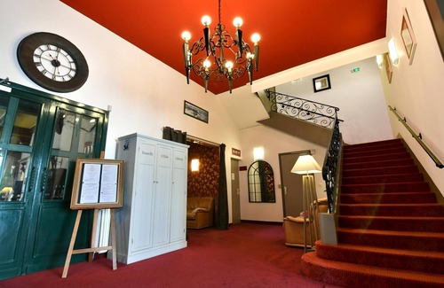 Josselin Hotel | Cozy Logis Hotel du Chateau with Spa and Family Amenities