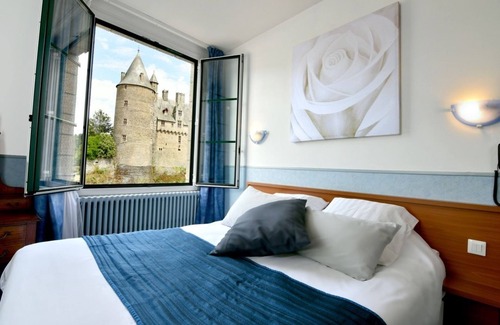 Josselin Hotel | Cozy Logis Hotel du Chateau with Spa and Family Amenities