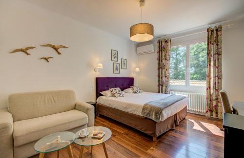 Monteux Hotel | Pet-Friendly Logis Hotel Le Blason de Provence with Ocean View