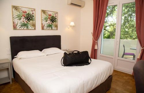 Monteux Hotel | Pet-Friendly Logis Hotel Le Blason de Provence with Ocean View