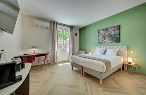 Monteux Hotel | Pet-Friendly Logis Hotel Le Blason de Provence with Ocean View