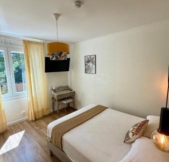 Monteux Hotel | Pet-Friendly Logis Hotel Le Blason de Provence with Ocean View
