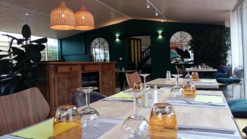 Bollene Hotel | Explore Le Chêne Vert: Pet-Friendly Retreat with Pool