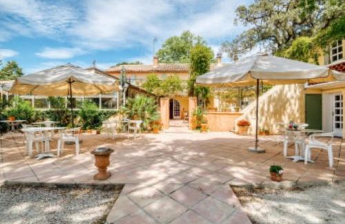 Bollene Hotel | Explore Le Chêne Vert: Pet-Friendly Retreat with Pool