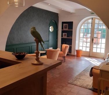 Bollene Hotel | Explore Le Chêne Vert: Pet-Friendly Retreat with Pool