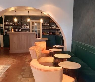 Bollene Hotel | Explore Le Chêne Vert: Pet-Friendly Retreat with Pool