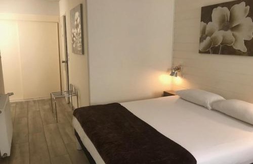 Saint Dezery Hotel | Pet-Friendly Hotel Les Gravades in Ussel with Dining Options