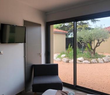 Donneville Hotel | Pet-Friendly Getaway at Hotel Restaurant l Enclos